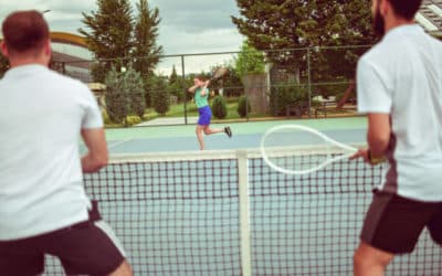 Construction terrain de tennis Toulon : Service Tennis propose-t-il des terrains de tennis avec des murs d&rsquo;entraînement intégrés?