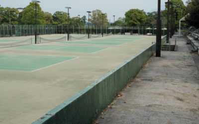 Construction terrain de tennis en gazon synthétique Toulon : Comment Service Tennis gère-t-il la livraison et l’installation des matériaux dans des zones difficiles d’accès ?