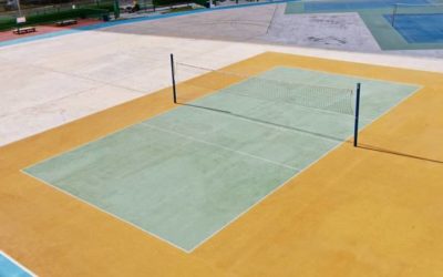 Constructeur court de tennis en béton poreux à Nice: Comment le béton poreux assure-t-il une surface de jeu constante en termes de texture et de rebond ?