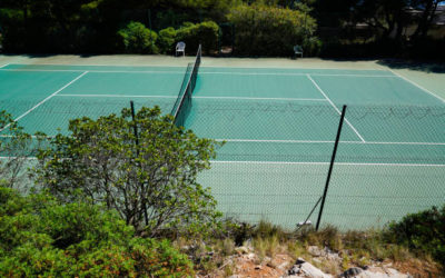 La Gestion du Nivellement des Terrains de Tennis en Béton Poreux dans les Alpes-Maritimes