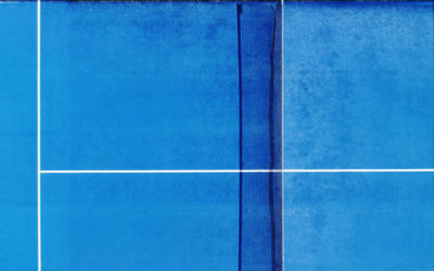 Quels sont les défis de la construction d&rsquo;un court de tennis en béton poreux sur un terrain en pente dans les Alpes-Maritimes ?