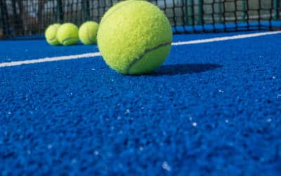 Quelles sont les options pour l&rsquo;utilisation de matériaux résistants aux conditions météorologiques extrêmes dans la construction de courts de tennis à Toulon ?
