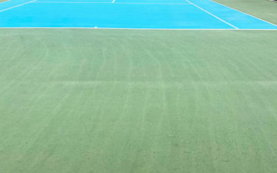 Comment les constructeurs de terrains de tennis en béton poreux dans les Alpes-Maritimes assurent-ils la résistance aux intempéries spécifiques à la région ?