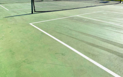 Quel est le processus de consultation et de planification avec un constructeur de courts de tennis en béton poreux dans les Alpes-Maritimes ?