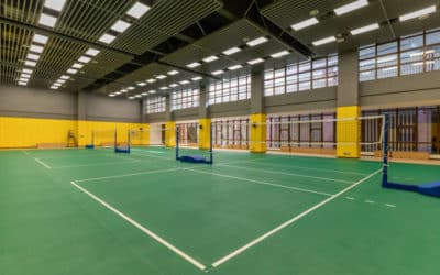 En quoi la construction de courts de tennis à Grenoble peut-elle être conçue pour encourager la participation des personnes de tous âges au tennis ?