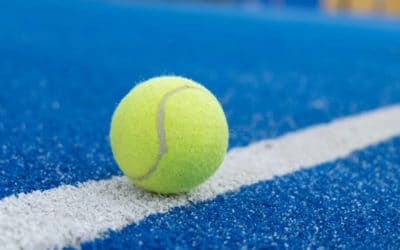 En quoi la construction de courts de tennis peut-elle renforcer le lien entre sport et éducation à Toulon ?