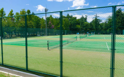 Construction terrain de tennis en gazon synthétique Toulon : Service Tennis et sa polyvalence