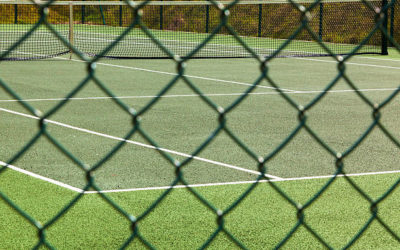 Construction terrain de tennis en gazon synthétique Toulon : Quelles sont les solutions de Service Tennis pour les terrains exposés à des niveaux élevés de salinité ou d’humidité ?