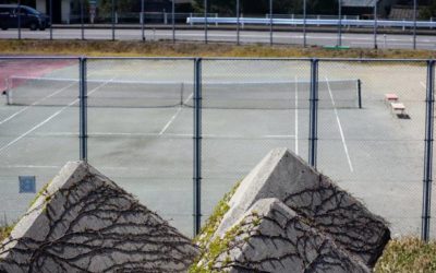 Comment les Constructeurs de Terrains de Tennis en Béton Poreux dans les Alpes-Maritimes S’adaptent-ils aux Contraintes Budgétaires des Clients ?