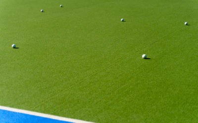 Constructeur Terrain de Tennis en Gazon Synthétique à Nice : Comparaison de Qualité avec le Gazon Naturel