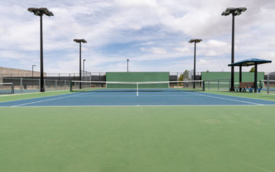 Comment les constructeurs de courts de tennis dans les Alpes-Maritimes gèrent-ils la sécurité et la santé au travail pendant la construction ?