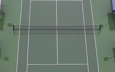 Comment la localisation dans les Alpes-Maritimes affecte-t-elle le choix des matériaux pour un court de tennis en béton poreux ?
