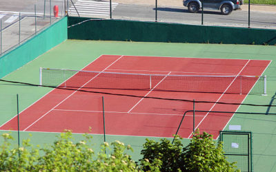 Comment les constructeurs de terrains de tennis en béton poreux dans les Alpes-Maritimes garantissent-ils la résistance aux intempéries spécifiques à la région ?