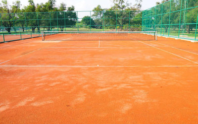 Constructeur Terrain de Tennis à Nice : L&rsquo;Adaptation des Designs par Service Tennis pour des Terrains de Tennis à Forte Visibilité Publique
