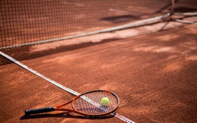 Comment prévoir la sécurité des joueurs et des spectateurs en cas d’intempéries sur un court de tennis à Grenoble ?