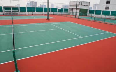 Comment les conditions de pluie à Toulon influencent-elles la construction de courts de tennis ?