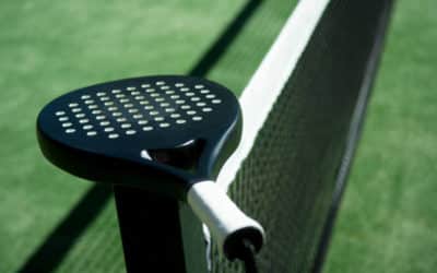 Quelles sont les options pour l&rsquo;utilisation de matériaux qui réduisent les réflexions lumineuses dans la construction de courts de tennis à Toulon ?