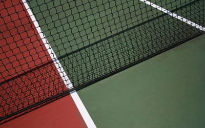 Quels sont les défis spécifiques à Toulon dans la construction d’un court de tennis ?