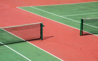 En quoi l’utilisation de matériaux locaux peut-elle réduire les coûts de construction d’un court de tennis à Grenoble ?