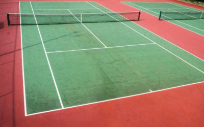 Comment les constructeurs de courts de tennis dans les Alpes-Maritimes gèrent-ils les variations de température et les conditions météorologiques ?