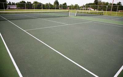 Pourquoi est-il crucial de vérifier l’alignement des lignes sur un court de tennis ?