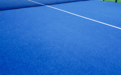 Construction terrain de tennis en gazon synthétique à Toulon : Service Tennis propose-t-il des revêtements de surface pour réduire la réflexion de la lumière sur le terrain ?