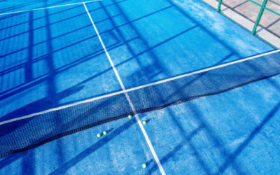 Construction terrain de tennis en gazon synthétique à Toulon : Comment Service Tennis gère-t-il les projets avec des délais de construction serrés ?