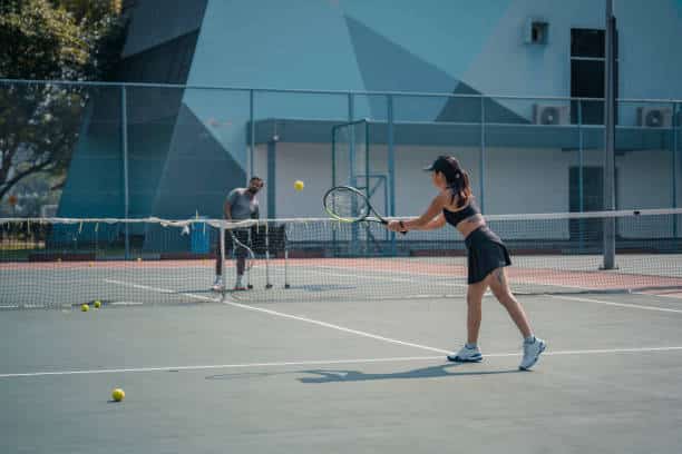 Constructeur Court de Tennis en Béton Poreux à Nice : Service Tennis Offre-t-il des Options de Revêtement Spéciales pour Augmenter la Longévité du Court dans des Climats Humides ?