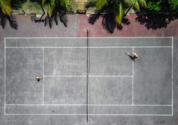Constructeur court de tennis en béton poreux Nice : Comment Service tennis donne-t-il des conseils sur la meilleure utilisation de l’espace disponible pour un court de tennis ?