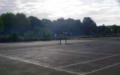 Constructeur Court de Tennis en Béton Poreux à Nice : Comment le Service Tennis Gère les Contraintes de Délai dans des Projets Urgents de Construction de Courts