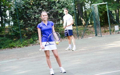 Constructeur Court de Tennis en Béton Poreux à Nice : L’Approche de Service Tennis pour les Projets de Courts de Tennis dans des Zones Résidentielles