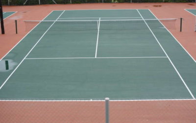 Construction court de tennis Toulon: Service Tennis propose-t-il des options pour des courts de tennis avec des systèmes d&rsquo;éclairage solaire pour une empreinte carbone réduite ?