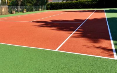 Comment les constructeurs de courts de tennis dans les Alpes-Maritimes gèrent-ils les imprévus pendant la construction ?