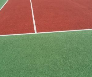 Constructeur Courts de Tennis en Béton Poreux Nice : L’Uniformité du Rebond Garantie par Service Tennis