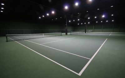 Constructeur de Court de Tennis à Antibes dans les Alpes Maritimes : Intégration de Solutions d’Ombrage pour les Courts de Tennis Extérieurs