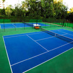 La sélection des équipements annexes pour votre terrain de tennis à Nice est un aspect crucial de la construction globale du court