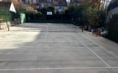 Comment les constructeurs de terrains de tennis en béton poreux dans les Alpes-Maritimes assurent-ils la durabilité de la surface de jeu ?