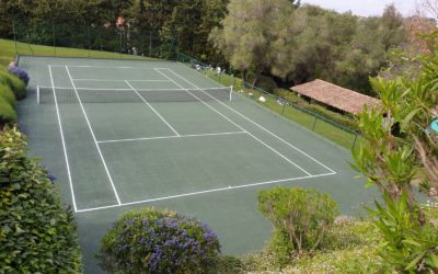 Comment fonctionne le processus de planification avec un constructeur de terrains de tennis en béton poreux dans les Alpes-Maritimes ?