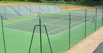 Constructeur de Courts de Tennis en Béton Poreux à Nice : Recommandations de Service Tennis pour l&rsquo;Entretien à Long Terme du Court