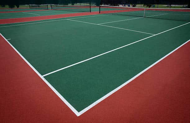 La construction d'un court de tennis en gazon synthétique à Nice par Service Tennis est synonyme d'expertise, de qualité et d'engagement