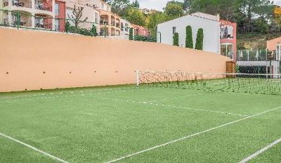 Quelles sont les tendances actuelles en matière de conception architecturale pour les terrains de tennis dans le Var pour les clubs de santé de luxe ?