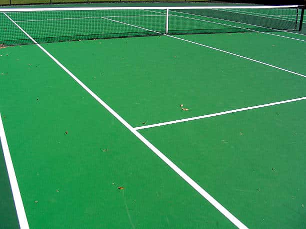 La réfection de courts de tennis en béton poreux à Grasse s'adresse à une variété de bénéficiaires, qu'il s'agisse de clubs de tennis, de collectivités locales ou de particuliers.