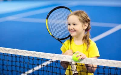 Comment les hôtels peuvent-ils intégrer des éléments de l&rsquo;histoire et de la culture de Toulon dans la conception et la promotion de leurs courts de tennis pour enrichir l&rsquo;expérience des clients ?