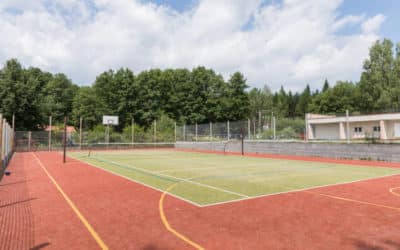 Rénovation de Courts de Tennis dans le Var : Comment Assurer une Bonne Adhérence des Revêtements pour les Gymnases?