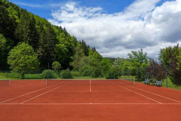 L'Entretien court de tennis en béton poreux à Saint Tropez met en lumière l'excellence dans la maintenance des terrains de tennis en béton<br />
