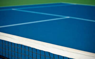 L&rsquo;importance cruciale de l&rsquo;orientation et du design paysager dans la construction de courts de tennis à Marseille pour les propriétés de luxe