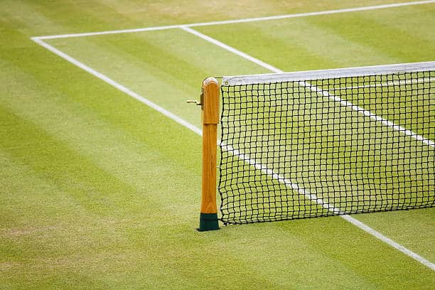 L'Entretien court de tennis en béton poreux à Saint Tropez met en lumière l'excellence dans la maintenance des terrains de tennis en béton<br />
