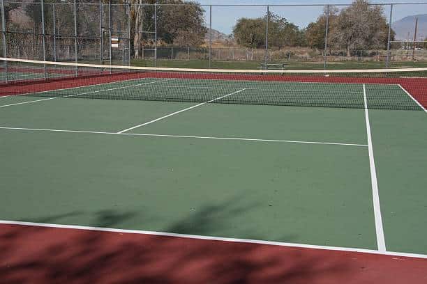 L'Entretien court de tennis en béton poreux à Saint Tropez met en lumière l'excellence dans la maintenance des terrains de tennis en béton<br />
