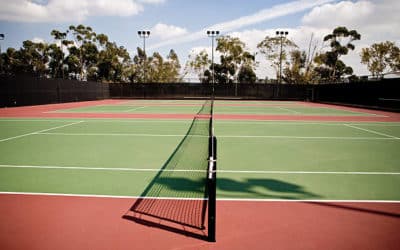 Pourquoi les courts de tennis de Service Tennis à Toulon sont-ils réputés pour leur qualité supérieure de surface ?