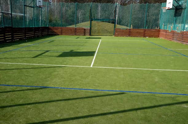 Construction de terrains de tennis en gazon synthétique à Nice: Choisir les meilleures options d&rsquo;arrosage pour les terrains de tennis